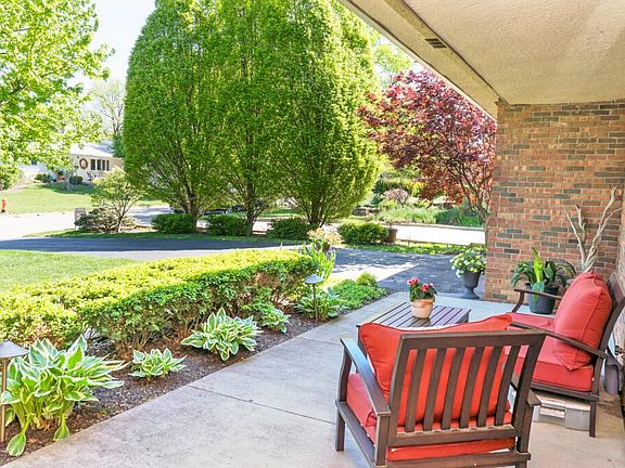 4th image of 445 Fairlawn Dr