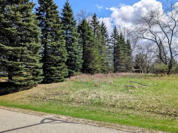 1095 Lincoln Dr, Lake Isabella, MI 48893