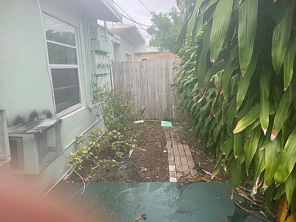 4th image of 1200 NE 17th Ter APT B