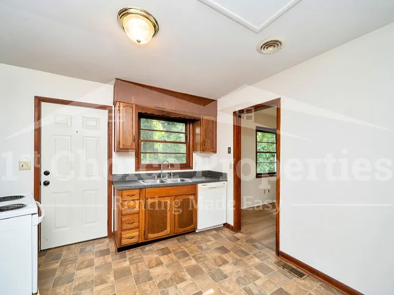 1321 Hatfield Ln — Photo 7