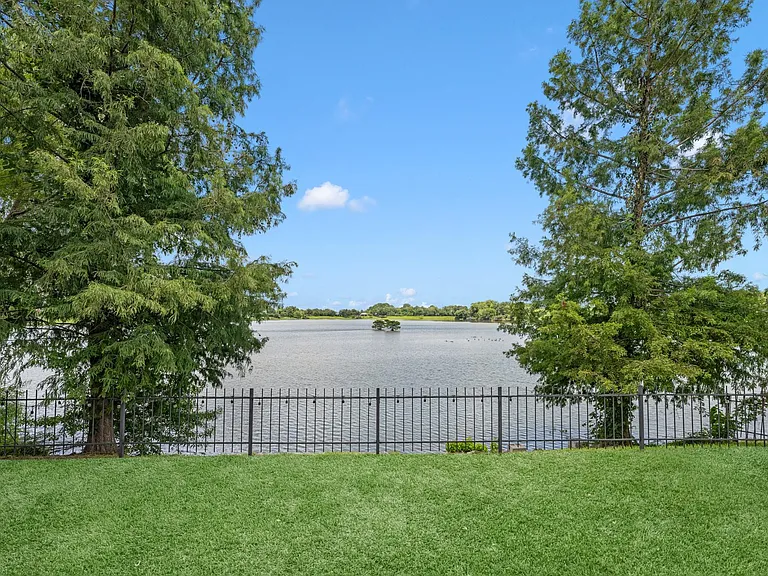 2519 Fair Oak St — Photo 2