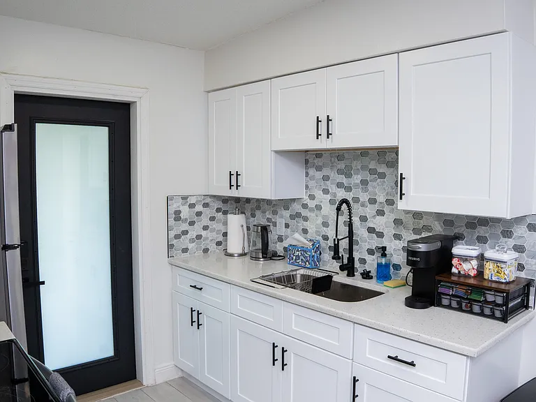 1107 E South St — Photo 25