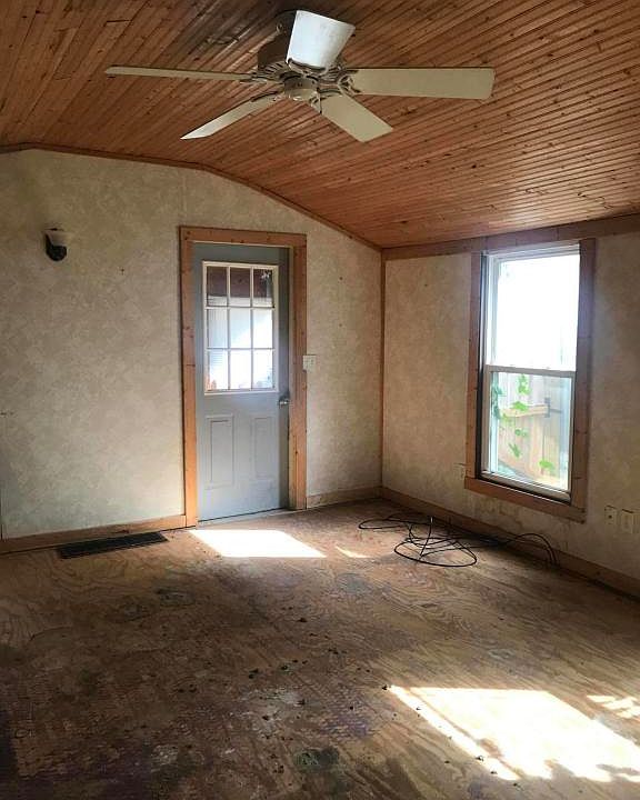 2nd image of 3267 Paris Ave NE