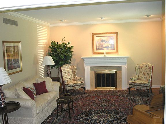 Formal living room with hardwoof floor, fireplace