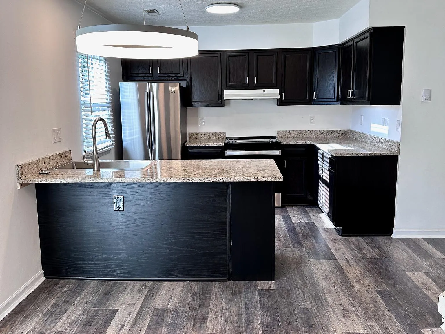 11 Fountain Dr — Photo 3