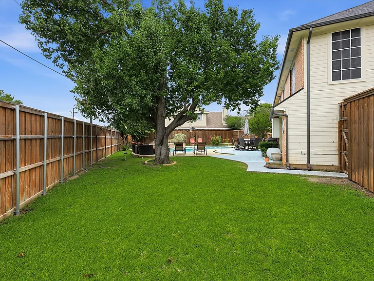 600 Raintree Cir — Photo 38