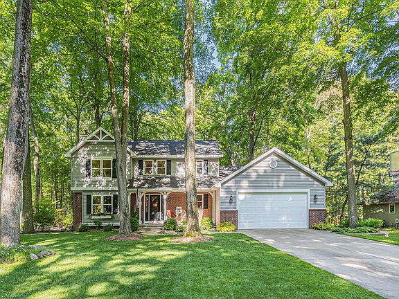 3rd image of 5763 Woodbriar Dr NE