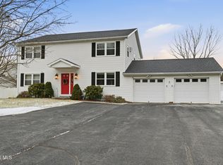 8 Woodridge Circle, Halfmoon, NY 12065