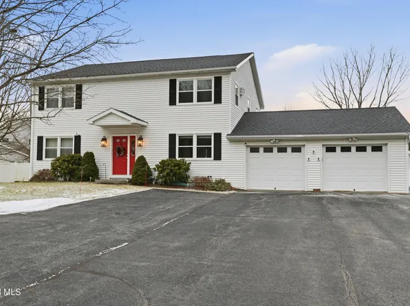 8 Woodridge Circle, Halfmoon, NY 12065