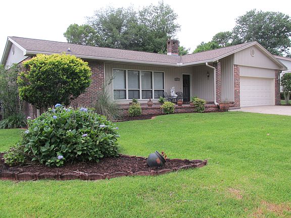 2nd image of 17 Doral Dr