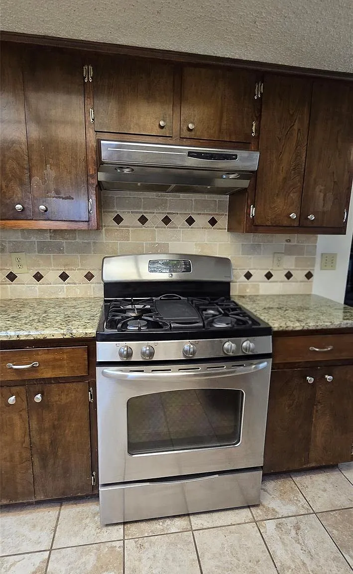 4 bed, 2.0 bath, 1804 sqft, $2,100 — Photo 3
