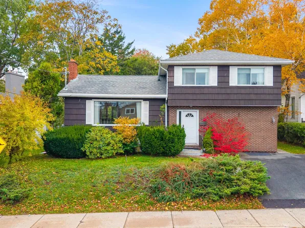 213 Crichton Ave, Dartmouth, NS B3A 3R8