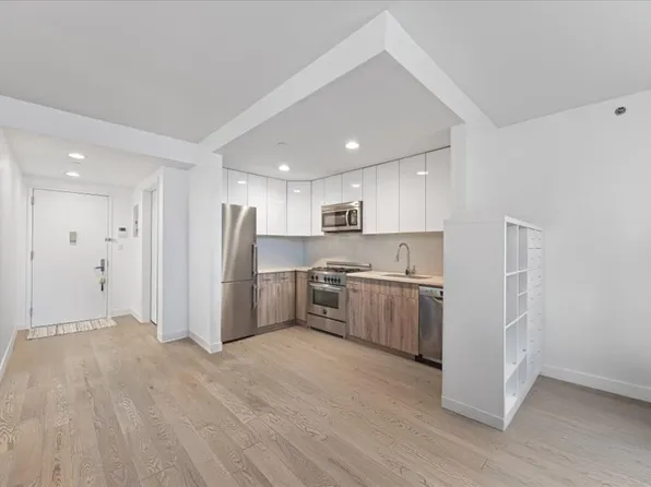 557 Hart Street 3A image 3 of 9