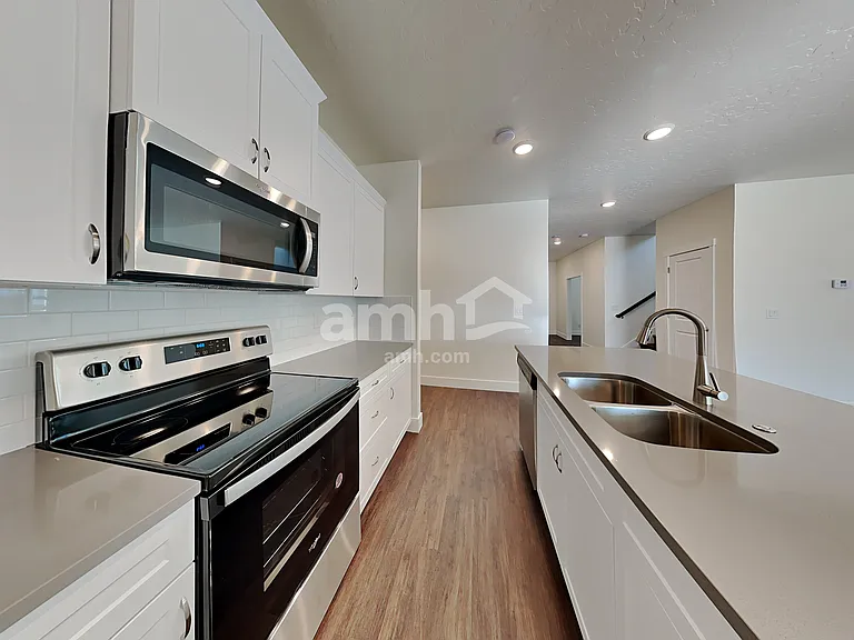 1336 N Alderleaf Ave — Photo 2