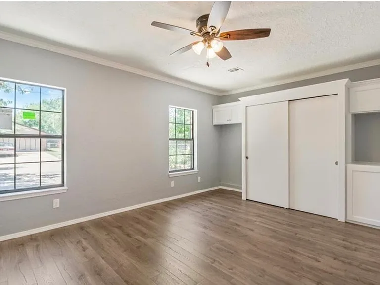 1037 Mobile Cir — Photo 12