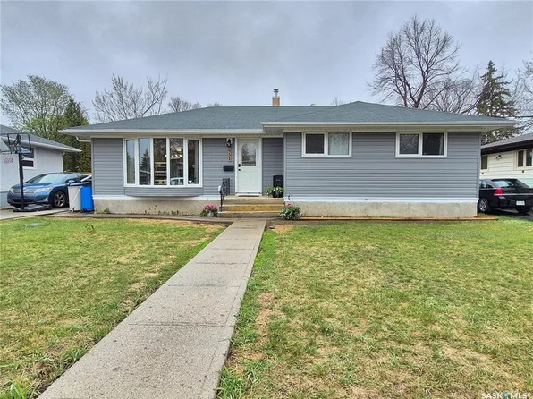 451 Woodlawn CRESCENT, Weyburn, SK S4H 0X5