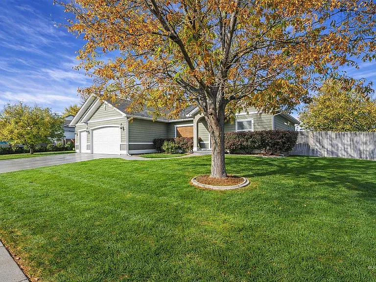 220 NE Greystone Loop — Photo 4
