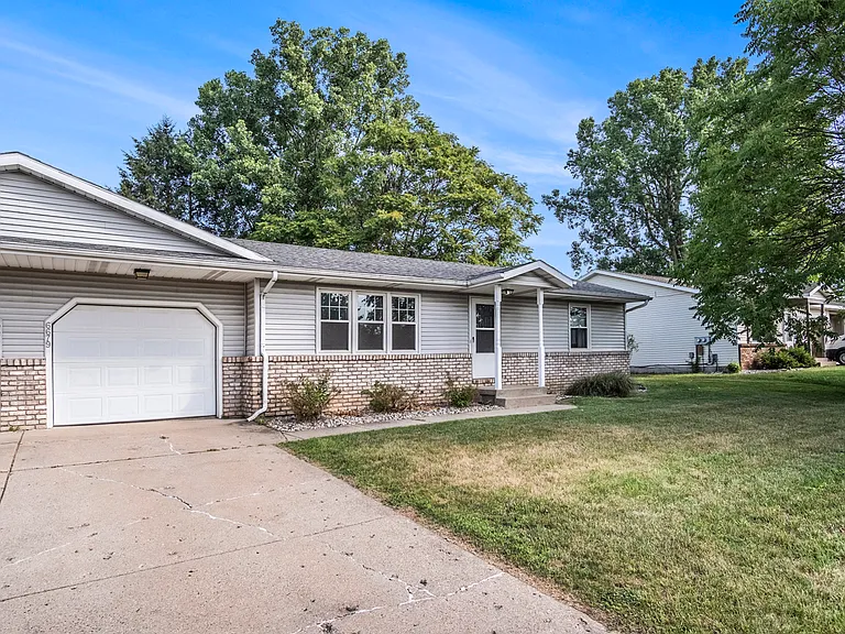 6679 Pleasantview St NE — Photo 1