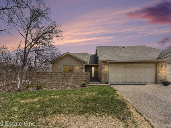 4046 Foxpointe Dr #131, West Bloomfield, MI 48323