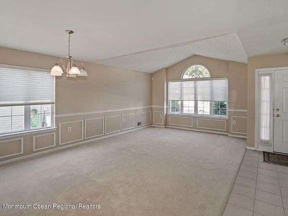 3rd image of 9 Baltusrol Dr