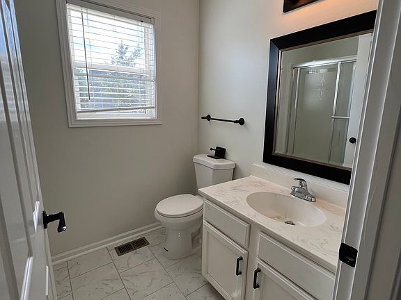 Full bathroom in the first floor.
