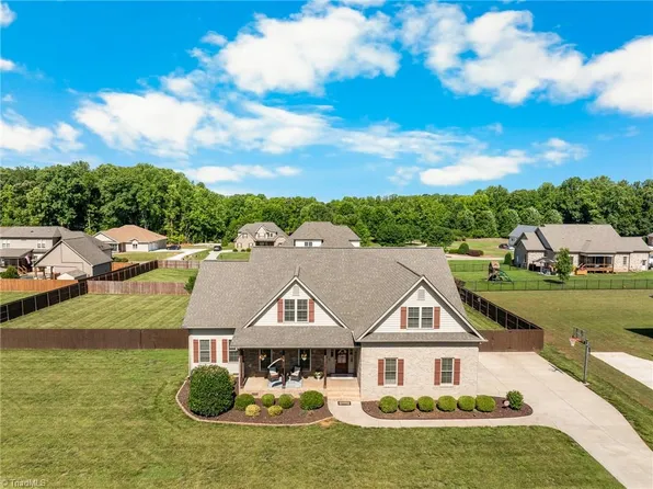242 Deerwood Dr, Lexington, NC 27295