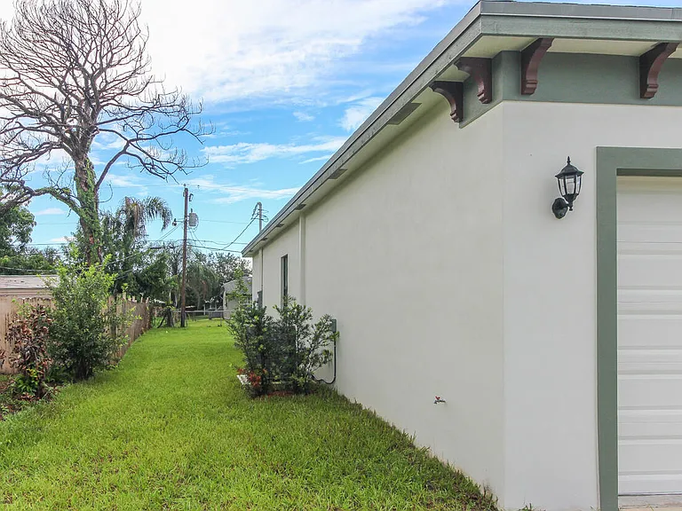 1143 SW Estaugh Ave — Photo 12