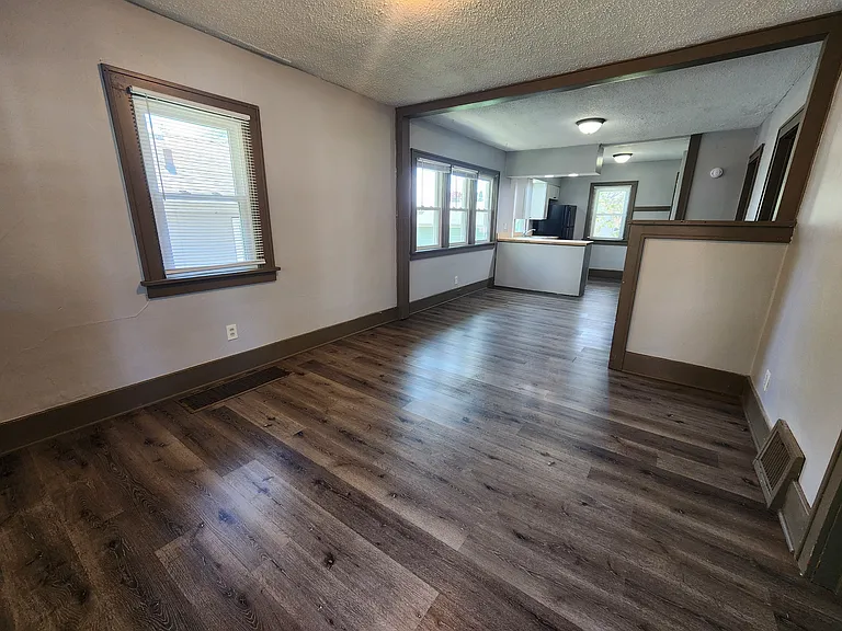526 Kirkwood Ave — Photo 2