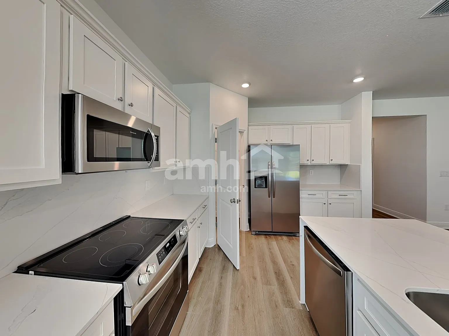 5 bed, 3.0 bath, 2525 sqft, $3,350 — Photo 3