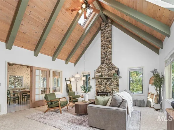 9734 Moore Dr, Cascade, ID 83611