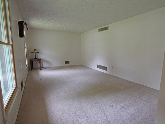 3rd image of 18 Cloverwood Dr