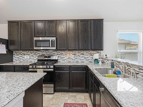 5th image of 2639 Zephyr Ln