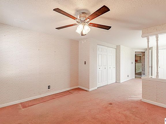 5th image of 930 Robin Cir