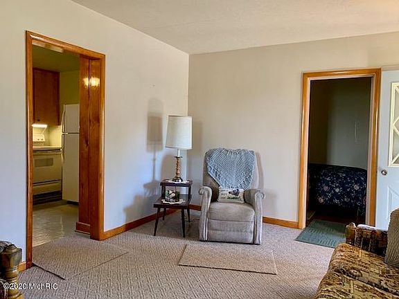 5th image of 303 E Danaher St