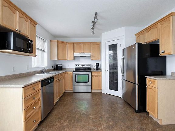 4th image of 182 S McDougall Cres