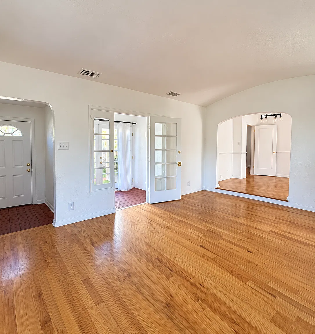 3 bed, $4,860 — Photo 2