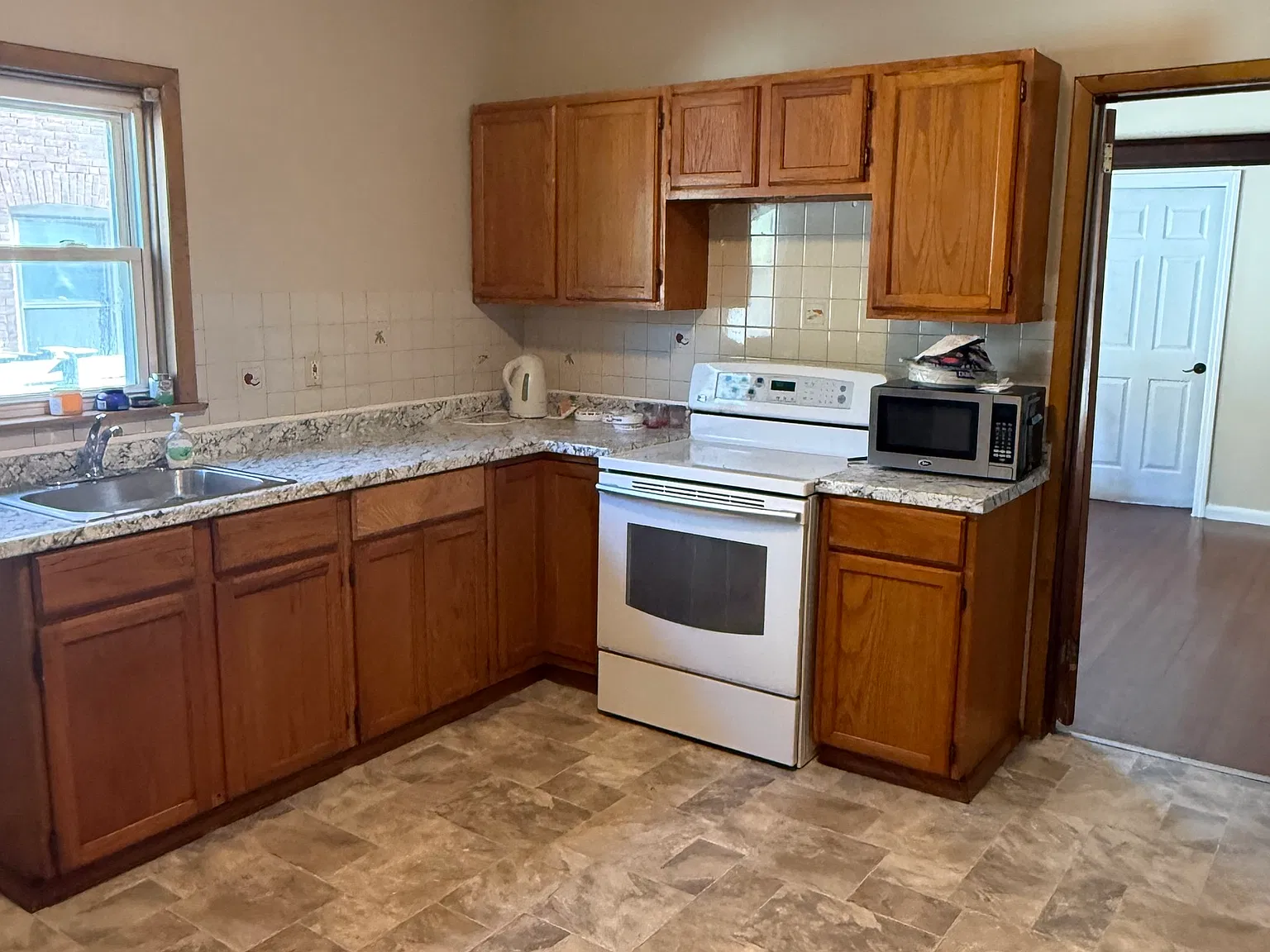 3 bed, 1.0 bath, 1300 sqft, $2,000 — Photo 2