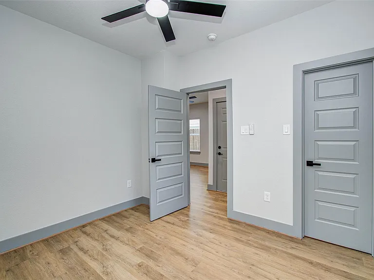 835 S Victory Dr — Photo 19