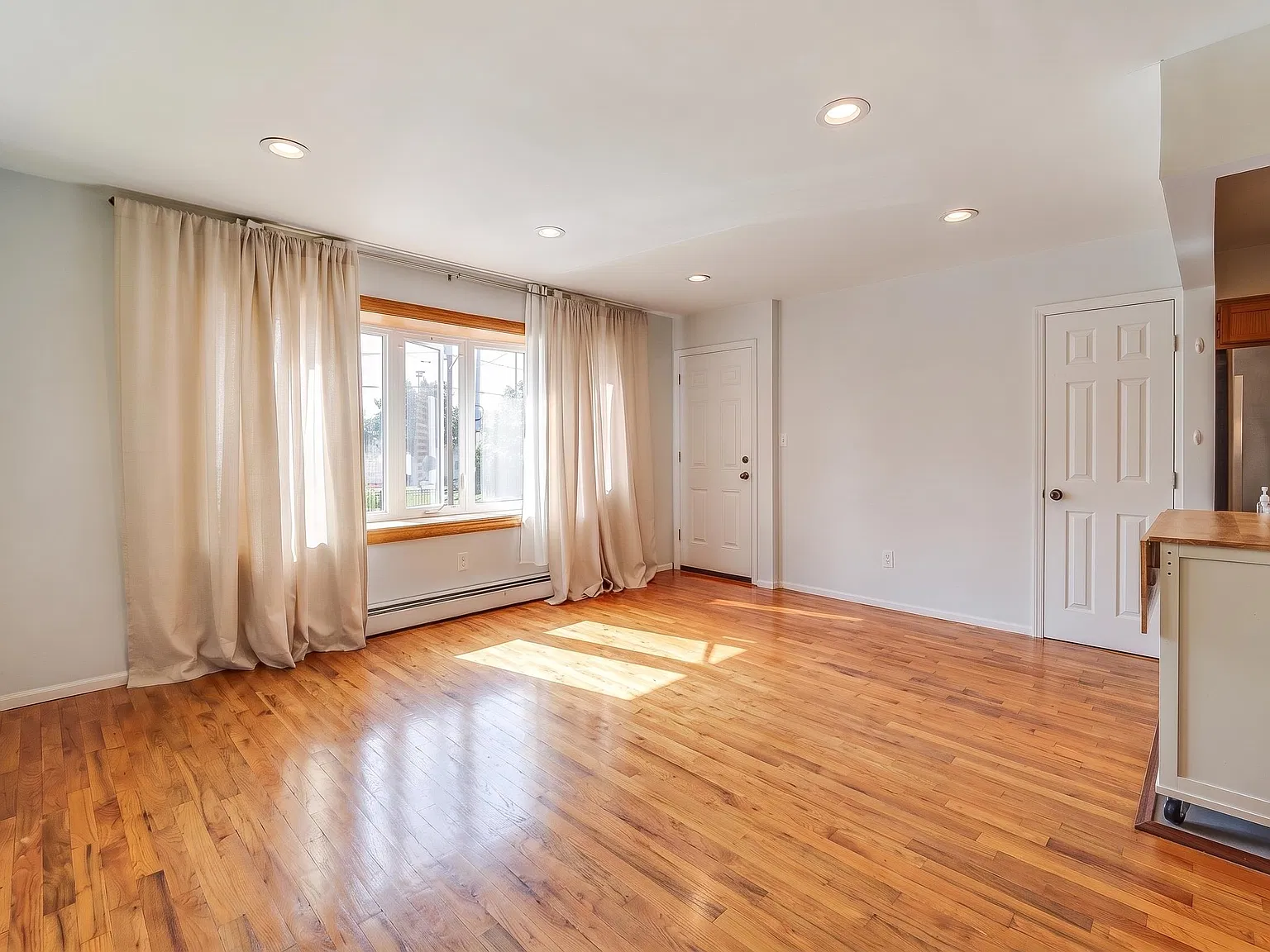 3 bed, 2.0 bath, 1400 sqft, $2,995 — Photo 3