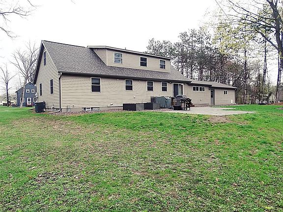 5th image of 812 E BARKER Street