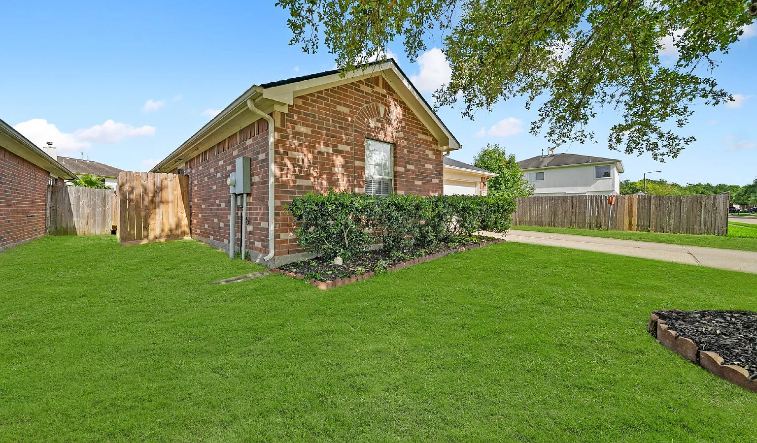 3 bed, 2.0 bath, 1615 sqft, $2,300 — Photo 2