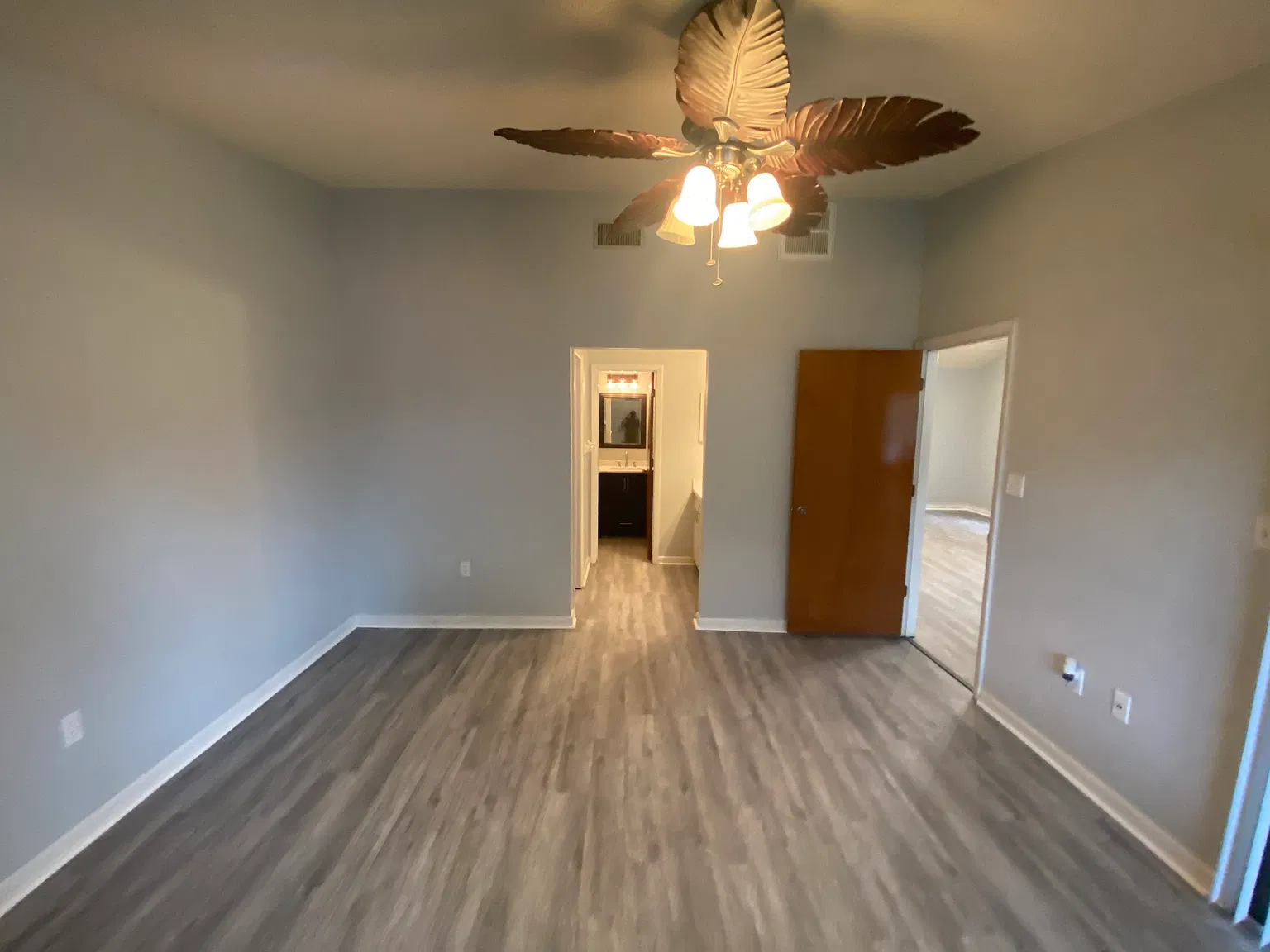 940 Fenton Ln — Photo 4