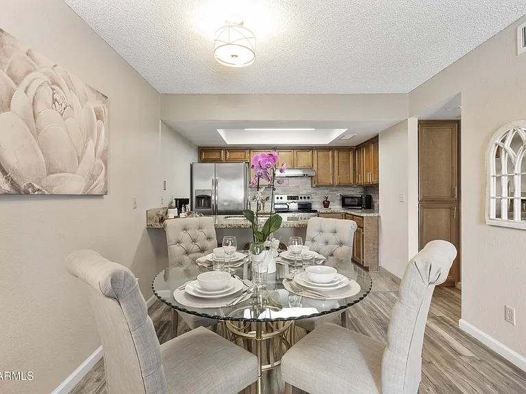 719 E Lola Dr — Photo 6