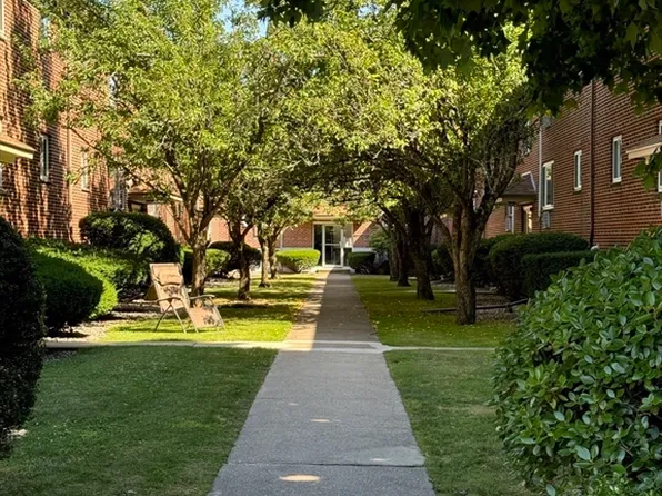 58 Bryon Rd APT 4, Chestnut Hill, MA 02467