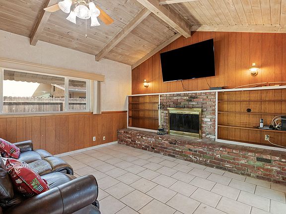 4th image of 2047 Chino St
