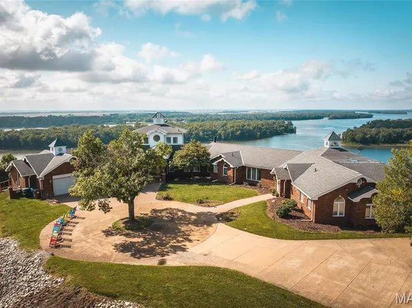 1 Tara Point Dr, Grafton, IL 62037