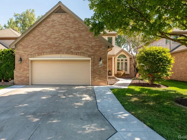 42 Turnberry Ln, Dearborn, MI 48120
