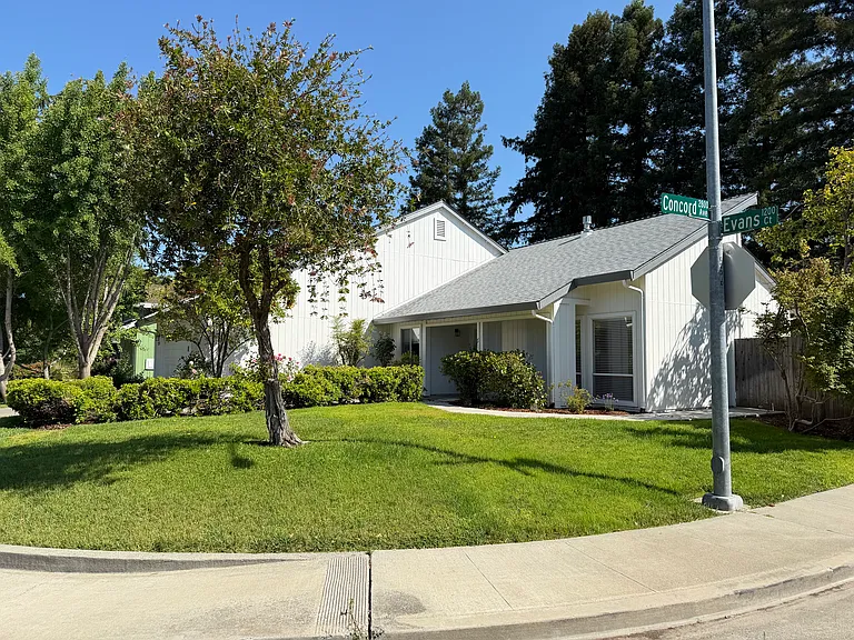 1260 Evans Ct — Photo 2