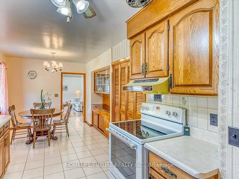 581 Gibbons St — Photo 3