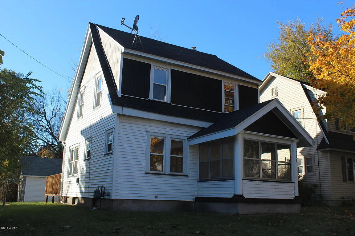 1729 Linden Ave SE photo 1